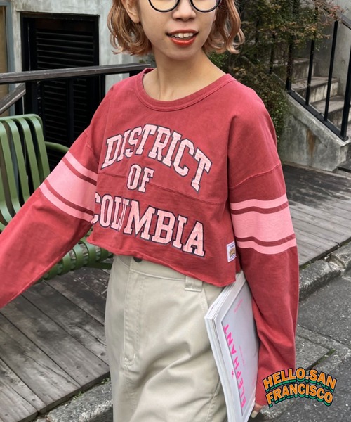 HELLO.SANFRANCISCO(ハローサンフランシスコ)の「【HELLO.SANFRANCISCO/ハローサンフランシスコ】ピグメントクロップドフットボールTEE(Tシャツ/カットソー・レディース・ホワイト/チャコールグレー/レッド・FREE)」の1枚目の写真