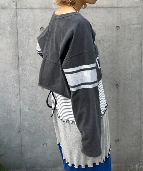 HELLO.SANFRANCISCO(ハローサンフランシスコ)の「【HELLO.SANFRANCISCO/ハローサンフランシスコ】ピグメントクロップドフットボールTEE(Tシャツ/カットソー・レディース・ホワイト/チャコールグレー/レッド・FREE)」の5枚目の写真