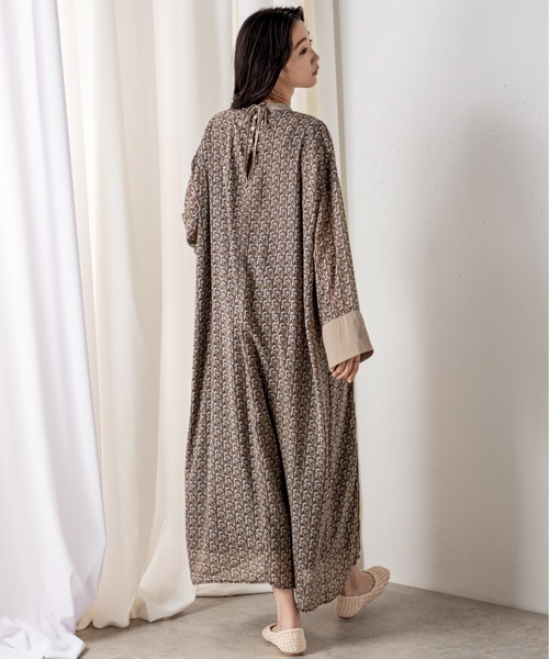 MILLION CARATS(ミリオンカラッツ)の「バックスタイルまで抜け目なく!ゆったりとしたフォルムでナチュラルな印象を与えるシアーカフタンワンピース(ワンピース・レディース・ブラック/マルチ/オフホワイト・FREE)」の14枚目の写真