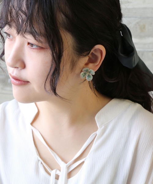 colleca la（コレカラ）の「シアーフラワーイヤリング（イヤリング・レディース・ブルーグリーン/ホワイト/ピンク・ﾌﾘ-）」の4枚目の写真