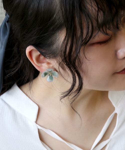colleca la（コレカラ）の「シアーフラワーイヤリング（イヤリング・レディース・ブルーグリーン/ホワイト/ピンク・ﾌﾘ-）」の5枚目の写真