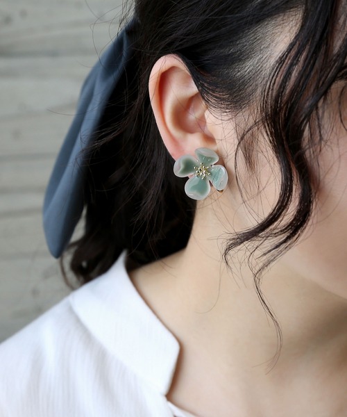 colleca la（コレカラ）の「シアーフラワーイヤリング（イヤリング・レディース・ブルーグリーン/ホワイト/ピンク・ﾌﾘ-）」の6枚目の写真