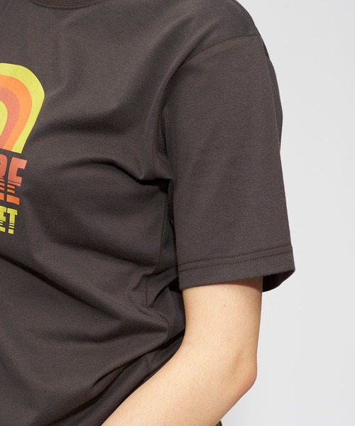 FOREVER 21(フォーエバー トゥエンティーワン)の「レトログラフィックTシャツ(Tシャツ/カットソー・レディース・ゴールド/グレー系その他7/ホワイト・FREE)」の6枚目の写真