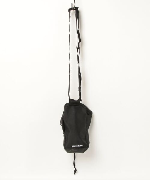 WP（ダブリューピー）の「WP / ダブリューピー：別注 WISE × ARKNETS(WP)コラボ CHALK BAG：WS01-CB01[AST]（ショルダーバッグ・メンズ・ブラック・FREE）」の2枚目の写真