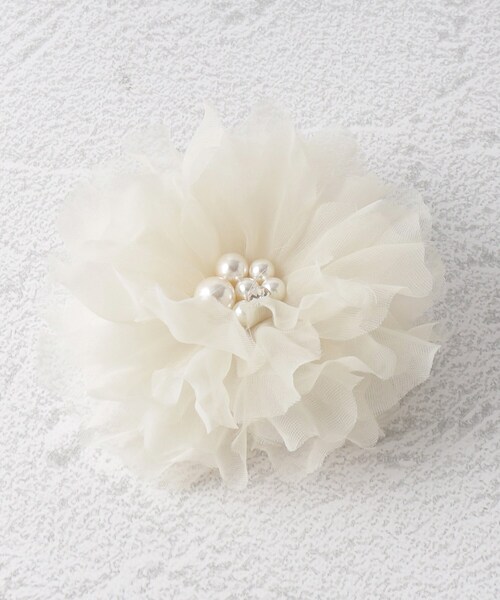 OPAQUE.CLIP(オペークドットクリップ)の「◆フェイクパールビジューコサージュ/セレモニー対応(ブローチ/コサージュ・レディース・ブルー系その他/ベージュ・00)」の2枚目の写真