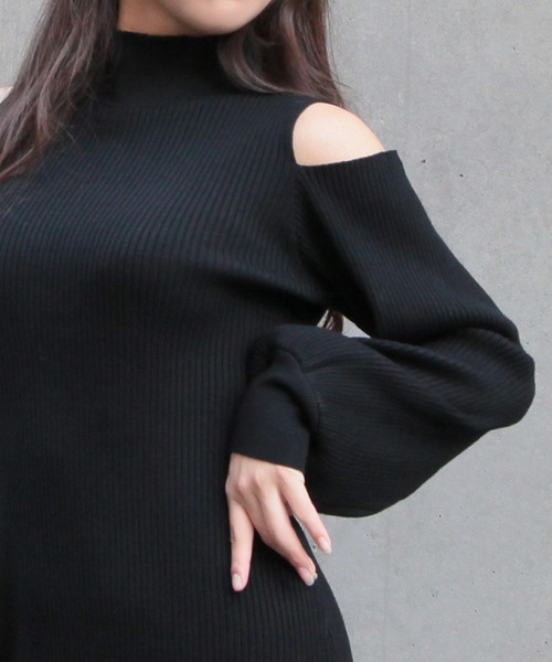 Julia Boutique（ジュリアブティック）の「肩開きハイネックタイト