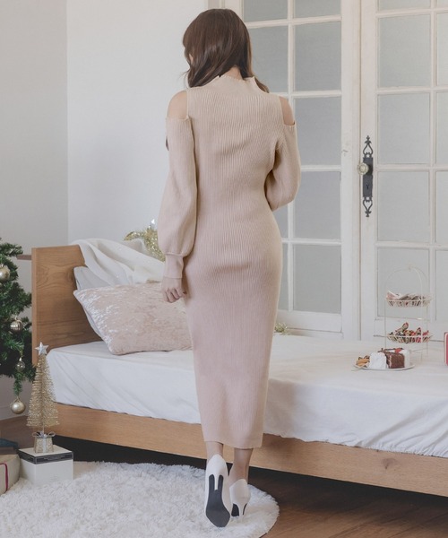 Julia Boutique（ジュリアブティック）の「肩開きハイネックタイト