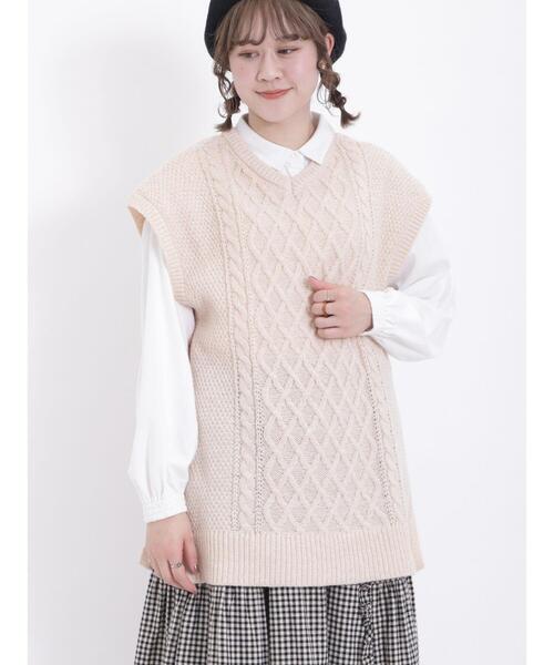 Samansa Mos2（サマンサ モスモス）の「ケーブル編みミドル丈ベスト（ベスト・レディース・チャコールグレー/キナリ/ベージュ/グリーン・F）」の2枚目の写真