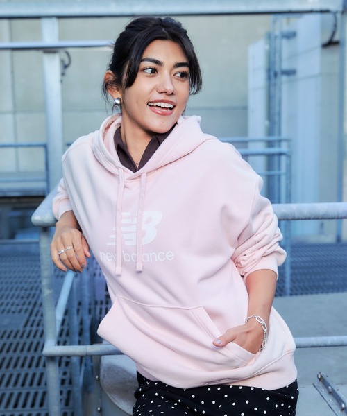 ニューバランス New Balance レディース スウェットパーカー スウェットフーディ_Sport Essentials Stacked Logo NEW BALANCE（ニューバランス）の「Sport Essentials Stacked