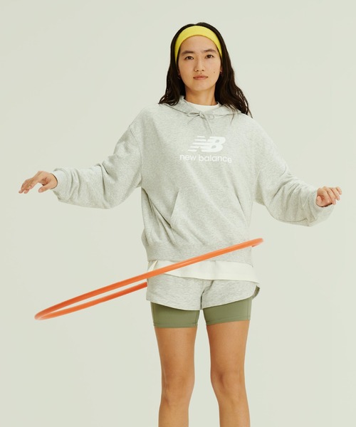 ニューバランス New Balance レディース スウェットパーカー スウェットフーディ_Sport Essentials Stacked Logo NEW BALANCE（ニューバランス）の「Sport Essentials Stacked