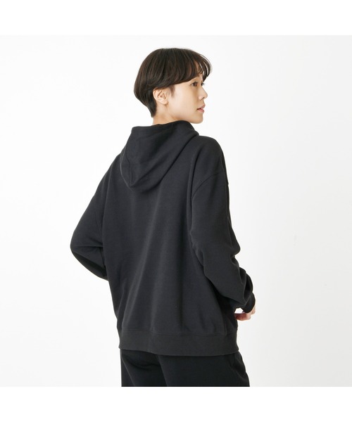 ニューバランス New Balance レディース スウェットパーカー スウェットフーディ_Sport Essentials Stacked Logo NEW BALANCE（ニューバランス）の「Sport Essentials Stacked