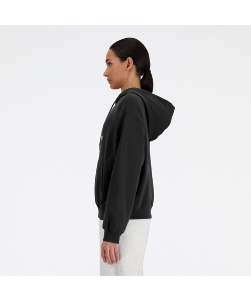 ニューバランス New Balance レディース スウェットパーカー スウェットフーディ_Sport Essentials Stacked Logo NEW BALANCE（ニューバランス）の「Sport Essentials Stacked