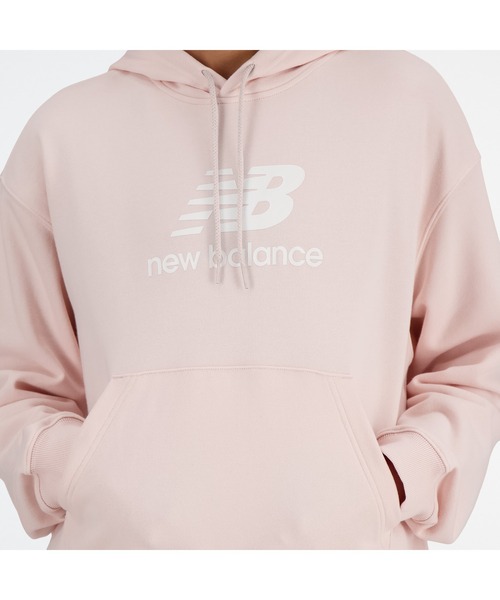 ニューバランス New Balance レディース スウェットパーカー スウェットフーディ_Sport Essentials Stacked Logo NEW BALANCE（ニューバランス）の「Sport Essentials Stacked