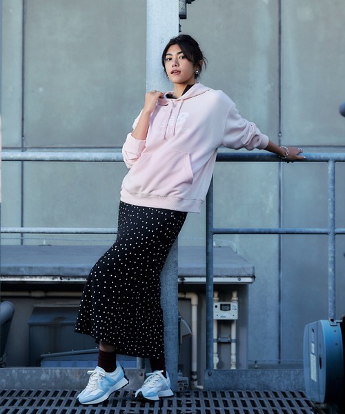 ニューバランス New Balance レディース スウェットパーカー スウェットフーディ_Sport Essentials Stacked Logo NEW BALANCE（ニューバランス）の「Sport Essentials Stacked