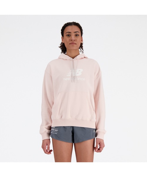 ニューバランス New Balance レディース スウェットパーカー スウェットフーディ_Sport Essentials Stacked Logo NEW BALANCE（ニューバランス）の「Sport Essentials Stacked