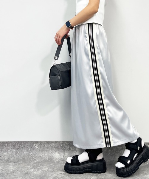 ANAP（アナップ）の「光沢サテンラインスカート（スカート・レディース・イエロー/ブラック/グレー・FREE）」の3枚目の写真