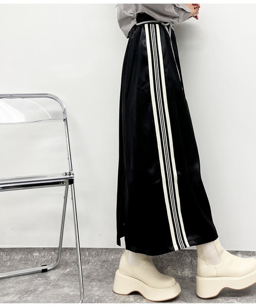 ANAP（アナップ）の「光沢サテンラインスカート（スカート・レディース・イエロー/ブラック/グレー・FREE）」の2枚目の写真