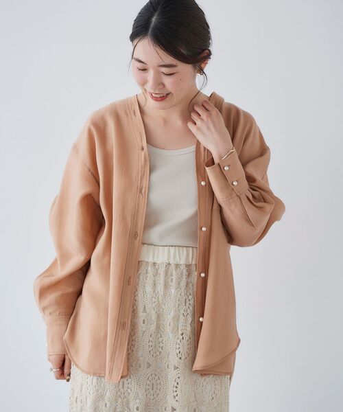 le.coeur blanc(ルクールブラン)の「ノーカラーVネックオーバーシャツ(シャツ/ブラウス・レディース・ピンクベージュ/アイボリー/ダークグレー・38)」の3枚目の写真