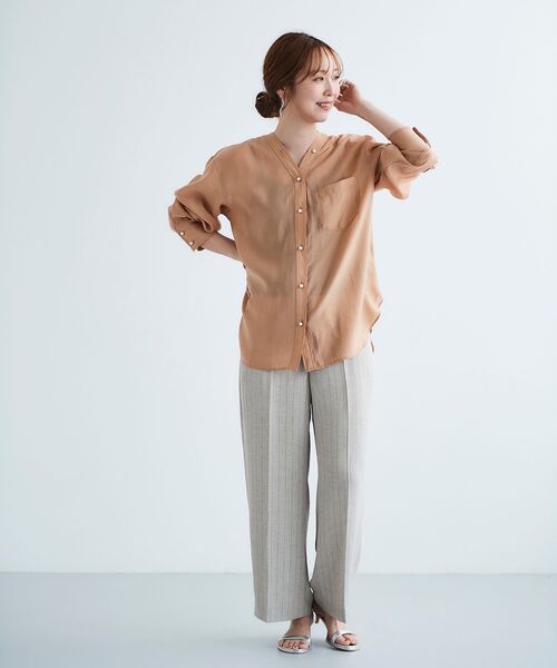 le.coeur blanc(ルクールブラン)の「ノーカラーVネックオーバーシャツ(シャツ/ブラウス・レディース・ピンクベージュ/アイボリー/ダークグレー・38)」の10枚目の写真