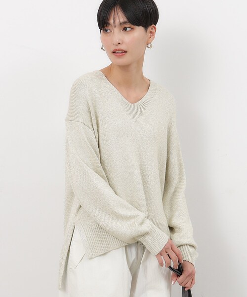 OPAQUE.CLIP（オペークドットクリップ）の「◆ラメヤーンVネックニット【洗える】（ニット/セーター・レディース・ライトイエロー系6/サックスブルー系5/ホワイト系6・42/38/40）」の4枚目の写真