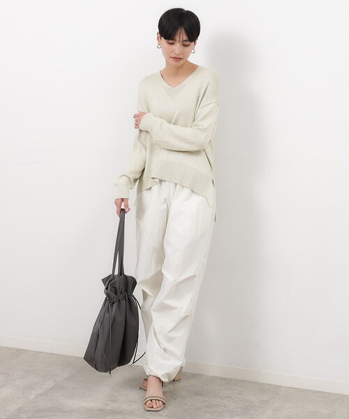 OPAQUE.CLIP（オペークドットクリップ）の「◆ラメヤーンVネックニット【洗える】（ニット/セーター・レディース・ライトイエロー系6/サックスブルー系5/ホワイト系6・42/38/40）」の6枚目の写真