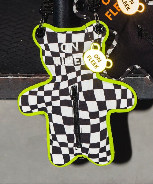 BREEZE(ブリーズ)の「【BREEZE NEW JACK】チャーム付きベアサコッシュ(ボディバッグ/ウエストポーチ・キッズ・ブラック/チェック・FREE)」の2枚目の写真