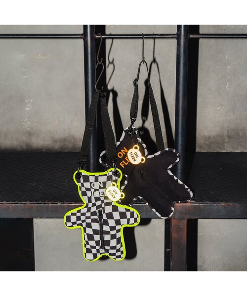 BREEZE(ブリーズ)の「【BREEZE NEW JACK】チャーム付きベアサコッシュ(ボディバッグ/ウエストポーチ・キッズ・ブラック/チェック・FREE)」の6枚目の写真