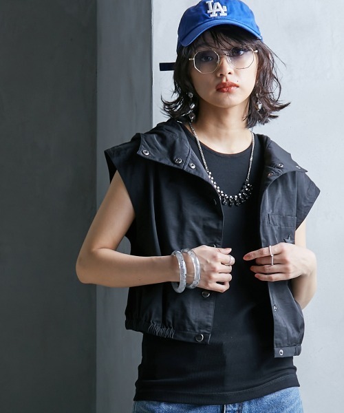 GEVS.（ジェイヴィス）の「＜大きいサイズ＞ クロップド丈パーカーベスト GEVS.（ベスト・レディース・ベージュ/ブラック・5L/4L/3L/LL/L）」の2枚目の写真