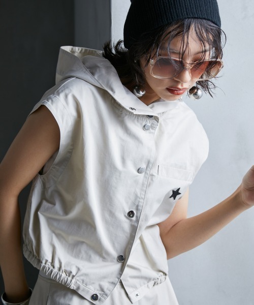 GEVS.（ジェイヴィス）の「＜大きいサイズ＞ クロップド丈パーカーベスト GEVS.（ベスト・レディース・ベージュ/ブラック・5L/4L/3L/LL/L）」の3枚目の写真