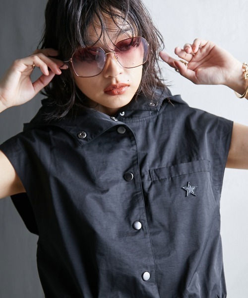 GEVS.（ジェイヴィス）の「＜大きいサイズ＞ クロップド丈パーカーベスト GEVS.（ベスト・レディース・ベージュ/ブラック・5L/4L/3L/LL/L）」の4枚目の写真