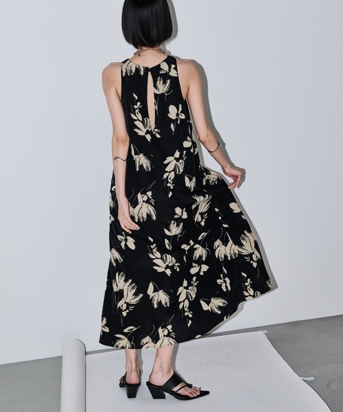 AIC.（エーアイシー）の「フラワープリントアメスリロングワンピース（ワンピース・レディース・ベージュ/ブラック・FREE）」の2枚目の写真