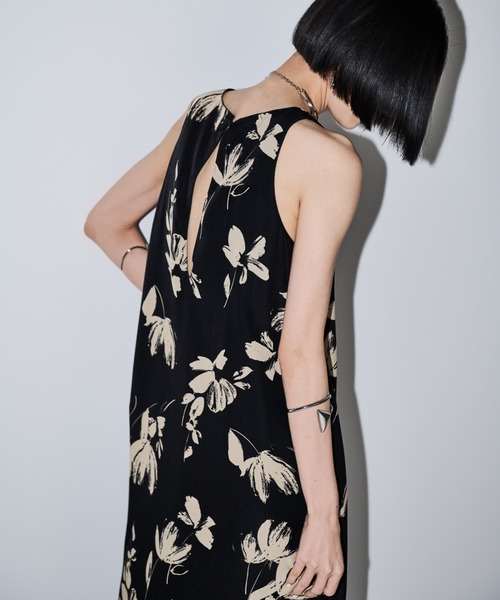 AIC.（エーアイシー）の「フラワープリントアメスリロングワンピース（ワンピース・レディース・ベージュ/ブラック・FREE）」の3枚目の写真