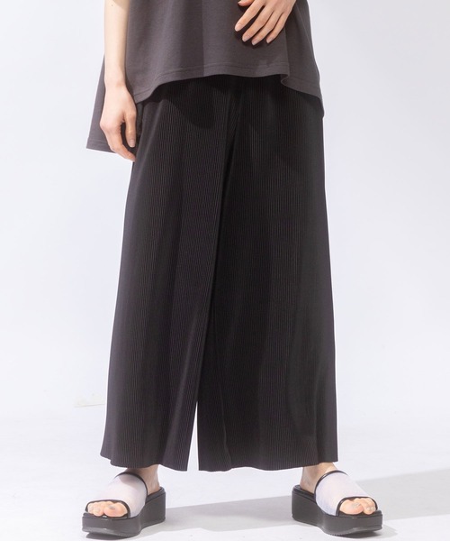 AnNet(アネット)の「【ウエストゴム仕様】 マイクロプリーツ ワイドパンツ(その他パンツ・レディース・ブラック/ネイビー・3L/4L/5L)」の2枚目の写真