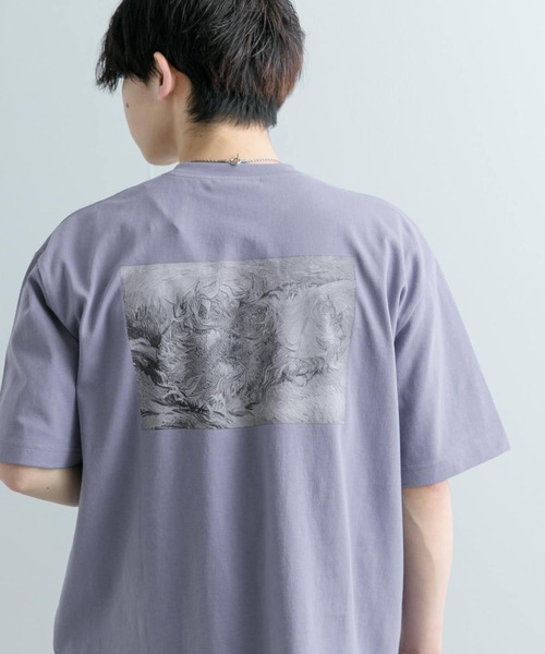 SENSE OF PLACE by URBAN RESEARCH(センスオブプレイスバイアーバンリサーチ)の「『別注』グラフィックアートTシャツ(5分袖)C(Tシャツ/カットソー・メンズ・ホワイト/ブラック/パープル系その他・MEDIUM/LARGE)」の5枚目の写真