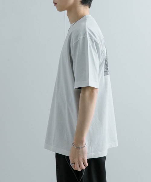 SENSE OF PLACE by URBAN RESEARCH(センスオブプレイスバイアーバンリサーチ)の「『別注』グラフィックアートTシャツ(5分袖)C(Tシャツ/カットソー・メンズ・ホワイト/ブラック/パープル系その他・MEDIUM/LARGE)」の10枚目の写真