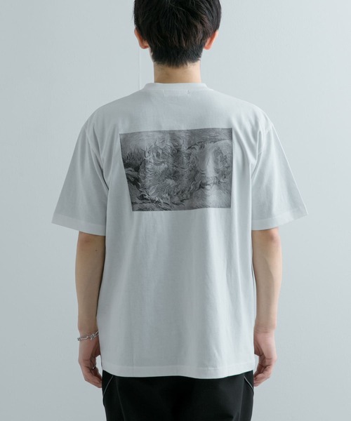 SENSE OF PLACE by URBAN RESEARCH(センスオブプレイスバイアーバンリサーチ)の「『別注』グラフィックアートTシャツ(5分袖)C(Tシャツ/カットソー・メンズ・ホワイト/ブラック/パープル系その他・MEDIUM/LARGE)」の11枚目の写真