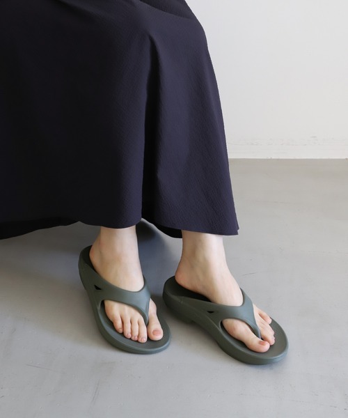 OOFOS（ウーフォス）の「【OOFOS】Ooriginal-リカバリーサンダル（サンダル・レディース・ブラック/カーキオリーブ/グリーン・23/24）」の10枚目の写真
