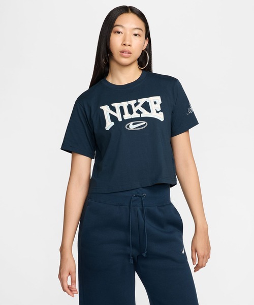 NIKE(ナイキ)の「NIKE/ナイキ 半袖 Tシャツ スウッシュ ロゴ プリント クロップド丈 ショート丈 FZ2856-010/FZ2856-478(Tシャツ/カットソー・レディース・ネイビー/ブラック・M/S)」の1枚目の写真