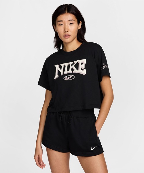 NIKE(ナイキ)の「NIKE/ナイキ 半袖 Tシャツ スウッシュ ロゴ プリント クロップド丈 ショート丈 FZ2856-010/FZ2856-478(Tシャツ/カットソー・レディース・ネイビー/ブラック・M/S)」の15枚目の写真