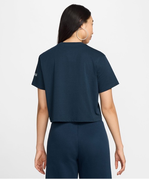 NIKE(ナイキ)の「NIKE/ナイキ 半袖 Tシャツ スウッシュ ロゴ プリント クロップド丈 ショート丈 FZ2856-010/FZ2856-478(Tシャツ/カットソー・レディース・ネイビー/ブラック・M/S)」の8枚目の写真