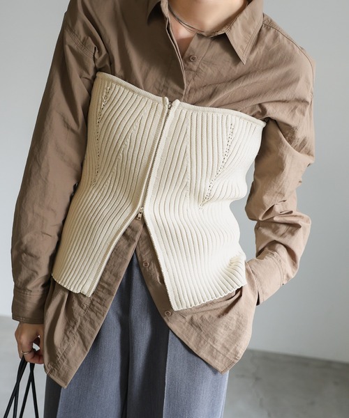 select MOCA(セレクトモカ)の「ジッパーリブニットビスチェ(ベスト・レディース・グレイッシュベージュ/ブラック/アイボリー・FREE)」の2枚目の写真