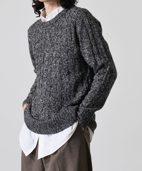FUNALIVE(ファンアライブ)の「Cable knit crew neck knit / ケーブル編みクルーネックニット unisex(ニット/セーター・メンズ・グレー系2/グレー系3/レッド系1/ネイビー系2/ブラック系2/グレー系1/ネイビー系1/ブラック系1/ブラック系3/ブラック/キャメル/オフホワイト/ネイビー/ホワイト系2/ホワイト系1/杢グレー・LL/L/M)」の1枚目の写真