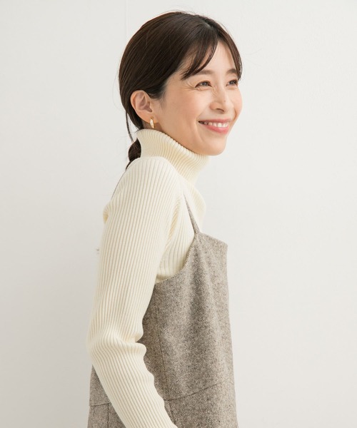 URBAN RESEARCH DOORS（アーバンリサーチドアーズ）の「タートルネックリブニット（ニット/セーター・レディース・ブラック/アイボリー/レッド・MEDIUM）」の4枚目の写真