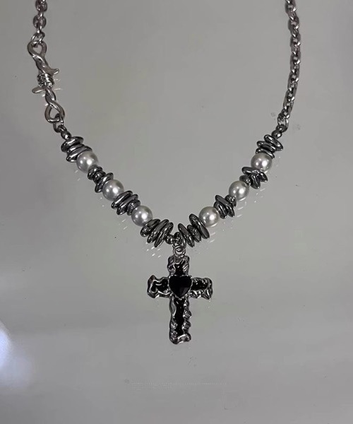 FreeZone（フリーゾーン）の「Y2k パールクロスネックレス（ネックレス・メンズ・シルバー・FREE）」の2枚目の写真