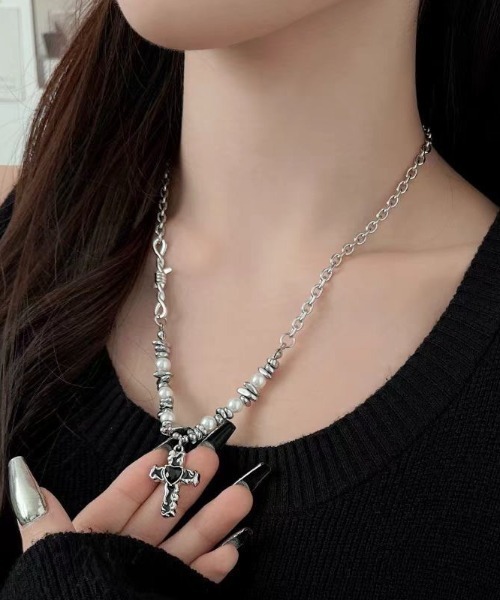 FreeZone（フリーゾーン）の「Y2k パールクロスネックレス（ネックレス・メンズ・シルバー・FREE）」の4枚目の写真