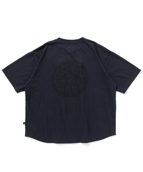 MAGIC NUMBER(マジック ナンバー)の「【MAGIC NUMBER】 SEE YOU IN THE WATER XV US COTTON T-SHIRT シーユーインザウォーター XV US コットンティーシャツ(Tシャツ/カットソー・メンズ・カーキ/ブラック/ライトパープル/ホワイト・MEDIUM/LARGE/X-LARGE)」の2枚目の写真