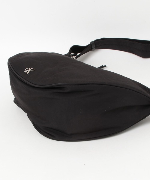 【新品】  ボディーバッグ ショルダー バッグ CK Calvin Klein ポーチ付 トリプルコンパートメント クロスボディ