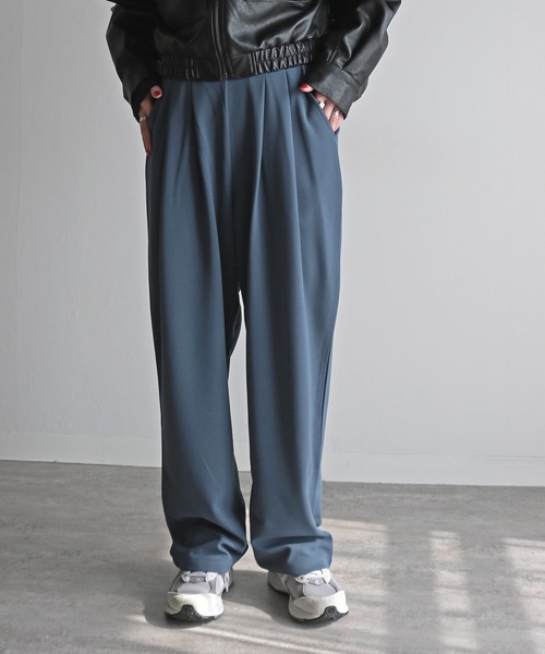 COURO(コウロ)の「カットジョーゼット2タックパンツ(スラックス・レディース・チャコールグレー/ブラック/ライトグレー/ベージュ・M/L)」の10枚目の写真