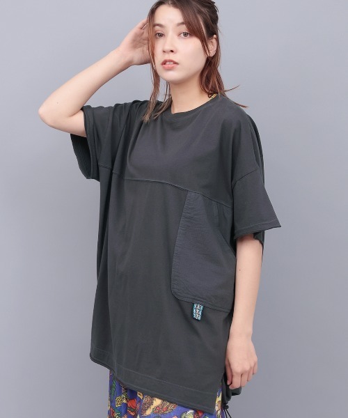 チチカカ(チチカカ)の「サイドポケット布帛切替プルオーバー【大きいサイズ】(Tシャツ/カットソー・レディース・グレー/レッド/チャコールグレー・3L)」の2枚目の写真