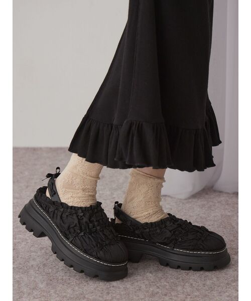 merry jenny（メリージェニー）の「Puffer ribbon sabot（サンダル・レディース・ブラウン/ブラック・MEDIUM/LARGE）」の2枚目の写真